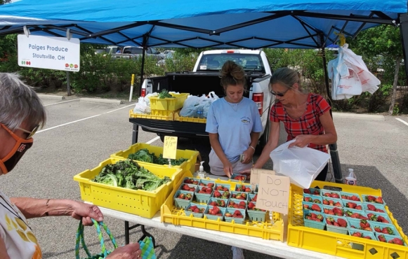 Customers of Paige’s Produce can pick up their CSA’s and other items at the weekly Upper Arlington Farmers market. Photo by Edible Columbus.